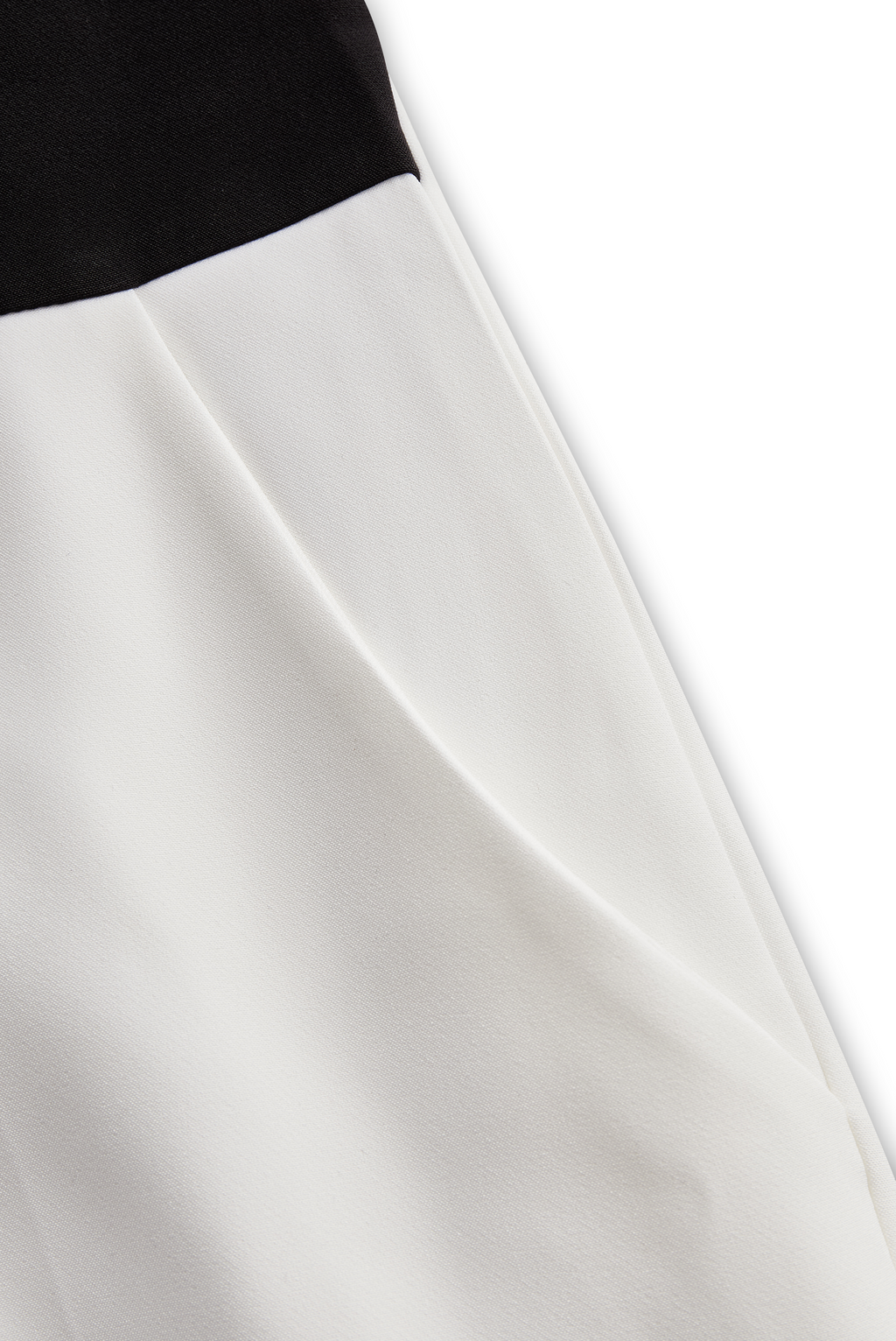 Elegante Tuta Bianca con Dettaglio Doppi Bottoni e Revers Nero