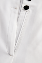 Elegante Tuta Bianca con Dettaglio Doppi Bottoni e Revers Nero