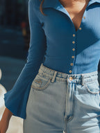 Top in Maglia a Costine con Bottoni Frontali e Maniche Svasate