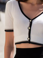 Cardigan Corto in Maglia a Costine Bianca con Bordo a Contrasto